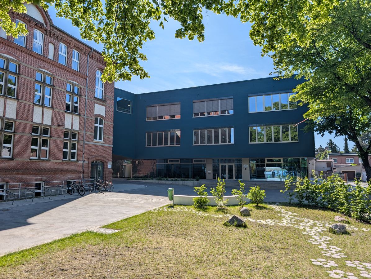 Bismarck-Gymnasium Genthin – Schulhof mit Alt- und Neubau bei Sonnenschein